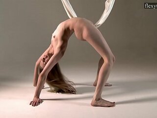 Bruneta sexy gymnastka