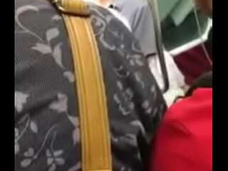 疯狂的日本女性在火车上
