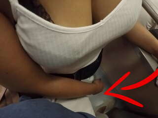 Uma loira desconhecida com mamas começou a tocar na minha pila no metro! chamado varal Sexo?