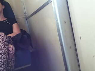 กระพุ้งหญิงที่น่าสนใจดูรถไฟ